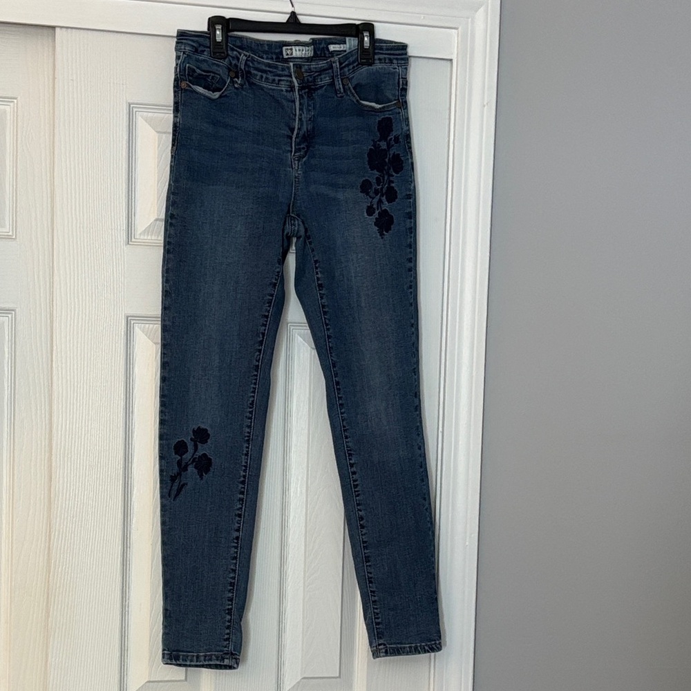 Anne Klein embroidered high waste jeans!!